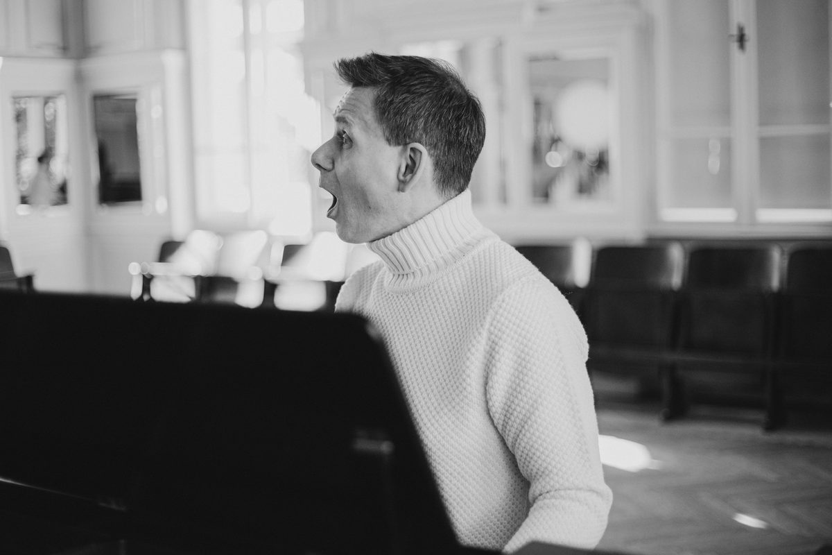 Alexander Mayr singend am Flügel — aus der Unterrichtsarbeit