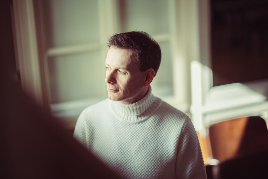 Alexander Mayr am Fenster