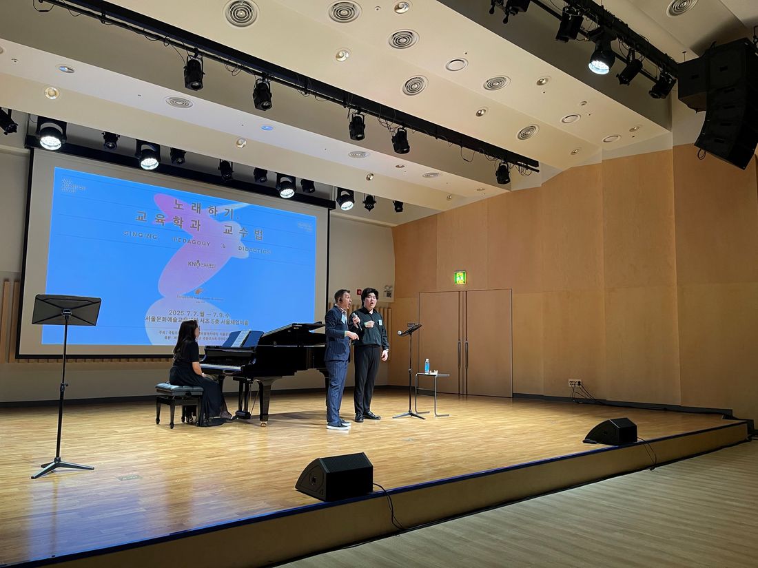 Alexander Mayr bei der Masterclass auf der Bühne, Symposium der Korean National Opera