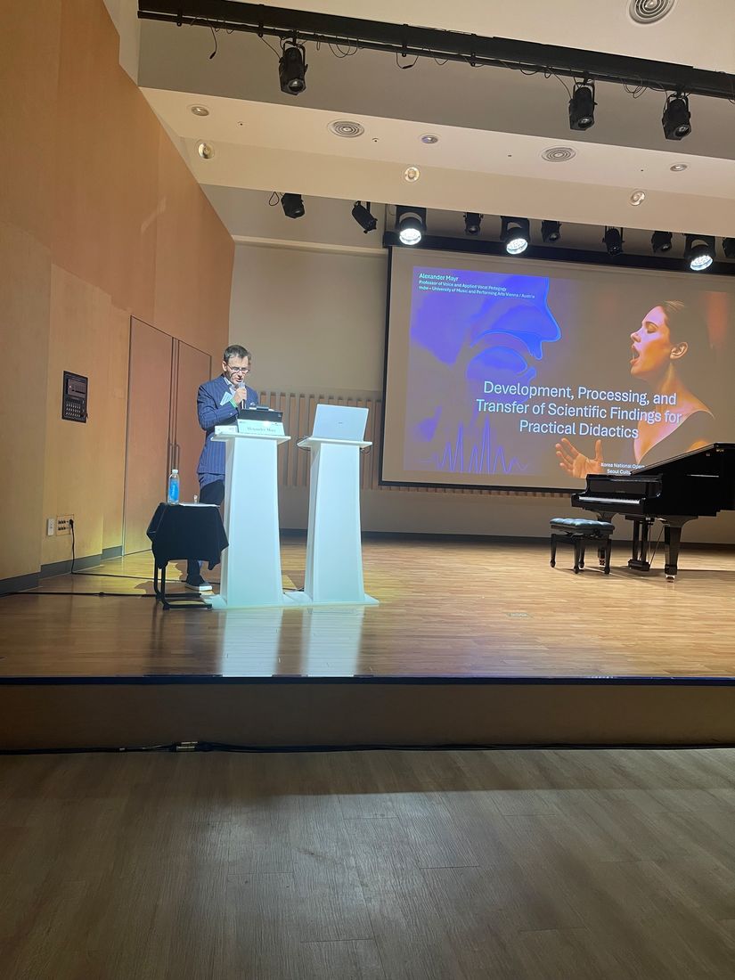 Alexander Mayr beim Vortrag am Rednerpult, Symposium der Korean National Opera